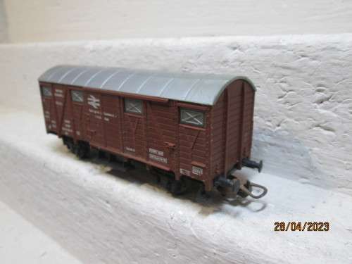 HO SCALE : LIMA : BOX CAR -  BRITISH RAILWAY