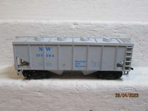 HO SCALE : 33 FOOT CLOSED HOPPER - NORTH FOLK & WESTERN