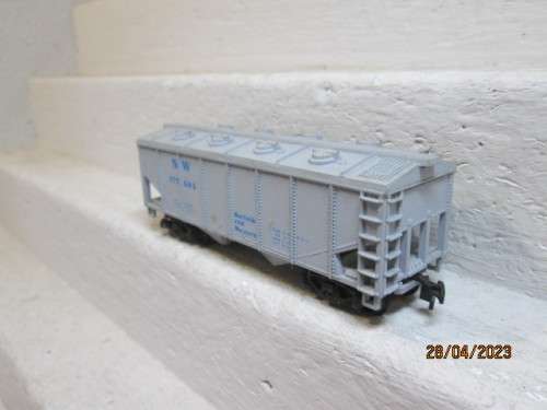 HO SCALE : 33 FOOT CLOSED HOPPER - NORTH FOLK & WESTERN