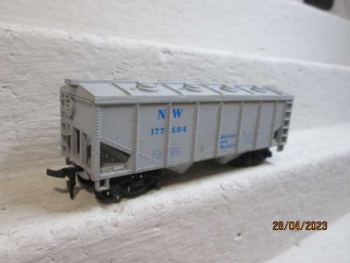 HO SCALE : 33 FOOT CLOSED HOPPER - NORTH FOLK & WESTERN