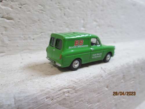 OO SCALE : OXFORD : GREEN FORD ANGLIA PANEL VAN - BOXED