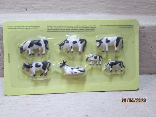 HO / OO SCALE : COWS - X7 - BOXED