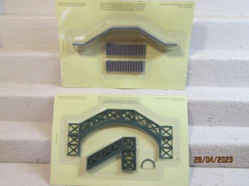 HO / OO SCALE : DOUBLE RAIL PEDESTRIAN BRIDGE - KIT - BOXED