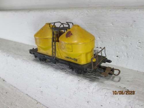 HO SCALE : LIMA : YELLOW TWIN CEMENT TANKER