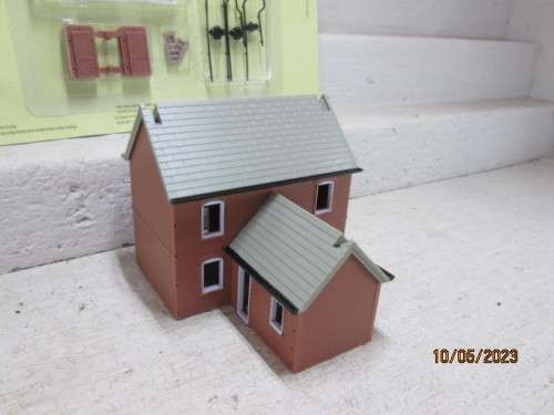 OO SCALE : T-SHAPED BUILDING