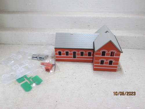 OO SCALE : L-SHAPED RAILWAY STATION BUILDING