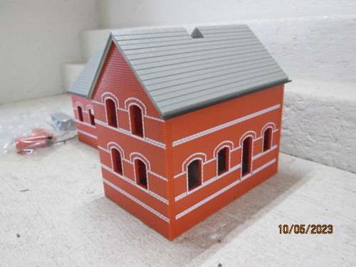 OO SCALE : L-SHAPED RAILWAY STATION BUILDING
