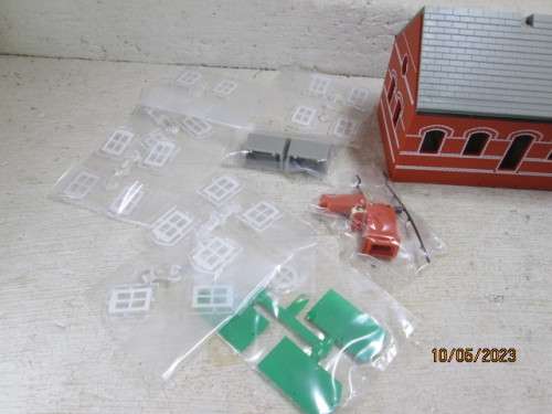 OO SCALE : L-SHAPED RAILWAY STATION BUILDING