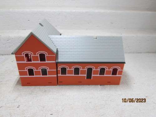 OO SCALE : L-SHAPED RAILWAY STATION BUILDING