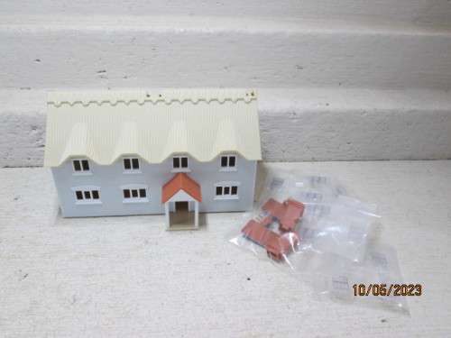 OO SCALE : DOUBLE STORY THATCH ROOF BUILDING
