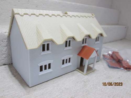 OO SCALE : DOUBLE STORY THATCH ROOF BUILDING