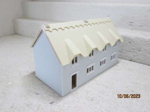 OO SCALE : DOUBLE STORY THATCH ROOF BUILDING