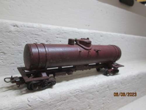 HO SCALE : LIMA : BROWN TANKER WAGON