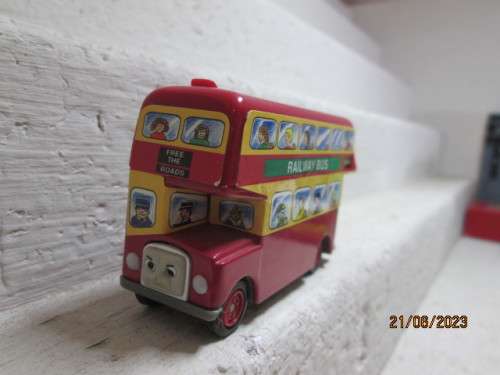 HO / OO SCALE : ERTL - THOMAS COLLECTION - RED DOUBLE DECKER BUS