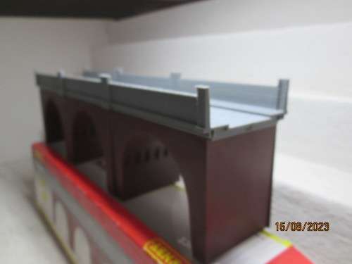 OO SCALE : HORNBY - VIADUCT BRIDGE - BOXED
