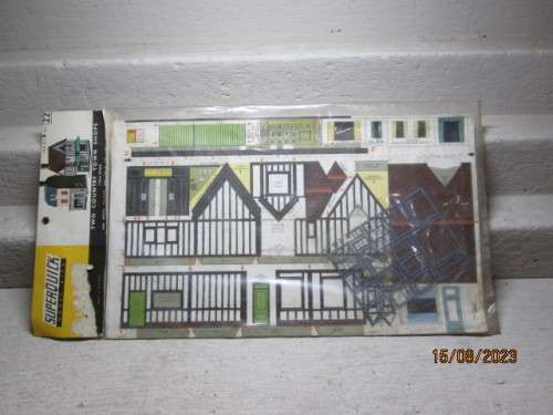 HO / OO SCALE : SUPER QUICK - MODEL KIT  - TWO COUNTRY TOWN SHOPS - BOXED