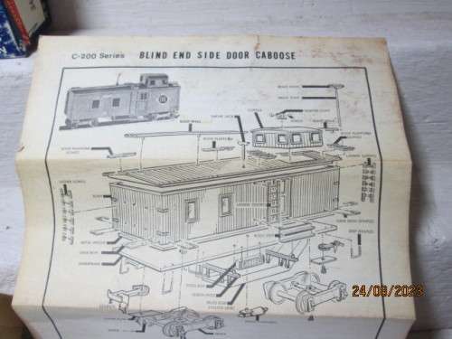 HO SCALE : ROUNDHOUSE - OLD STYLE CABOOSE  - KIT - BOXED