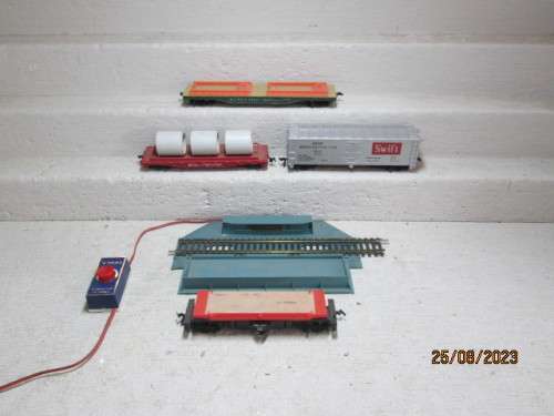 HO SCALE : TYCO - WAGON OFFLOADER + X4 GOODS WAGONS