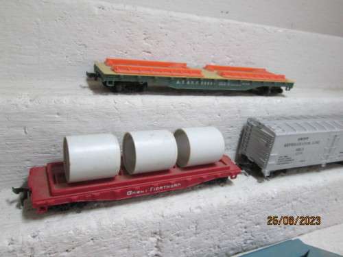 HO SCALE : TYCO - WAGON OFFLOADER + X4 GOODS WAGONS