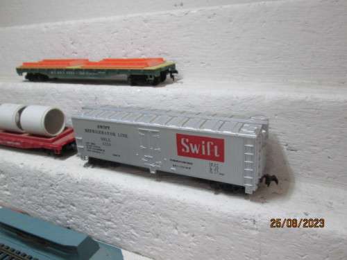 HO SCALE : TYCO - WAGON OFFLOADER + X4 GOODS WAGONS