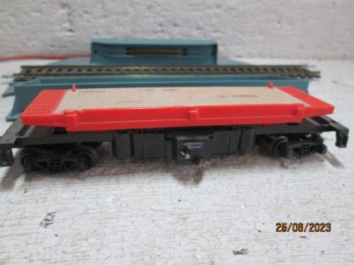 HO SCALE : TYCO - WAGON OFFLOADER + X4 GOODS WAGONS