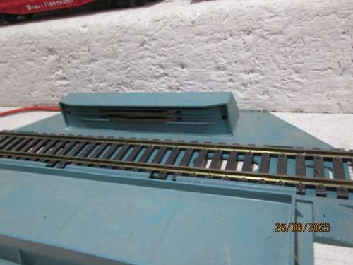 HO SCALE : TYCO - WAGON OFFLOADER + X4 GOODS WAGONS