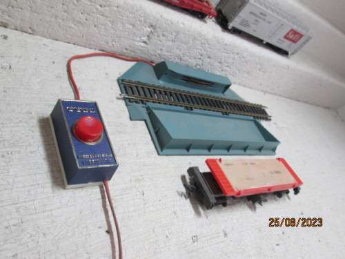 HO SCALE : TYCO - WAGON OFFLOADER + X4 GOODS WAGONS