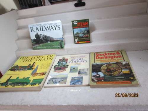 SOFTCOVER BOOKS : VARIOUS TRAINS - X5