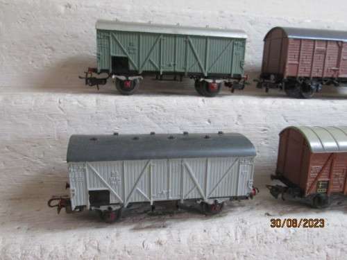 HO SCALE : MARKLIN - X4 VARIOUS BOX CAR WAGONS