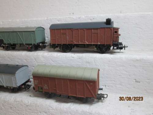 HO SCALE : MARKLIN - X4 VARIOUS BOX CAR WAGONS