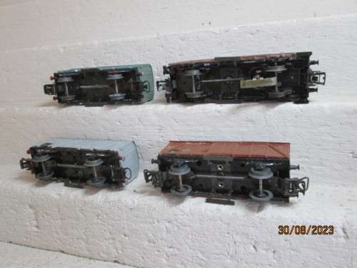 HO SCALE : MARKLIN - X4 VARIOUS BOX CAR WAGONS
