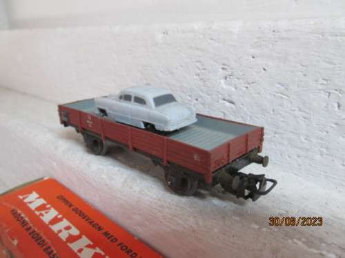 HO SCALE : MARKLIN - DB OPEN WAGON WITH CAR LOAD - BOXED
