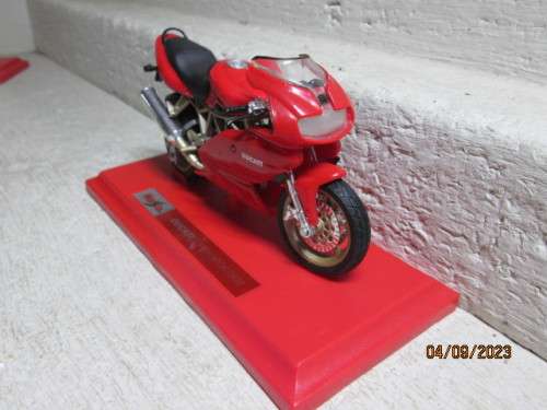 DIE CAST : 1:18 SCALE - MAISTO - DUCATI SUPERSPORT 900