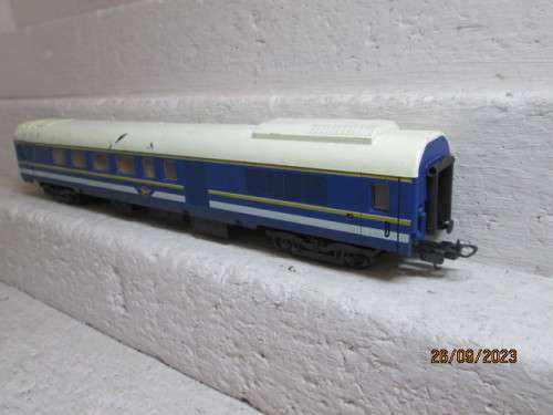 HO SCALE :  LIMA - SAR - BLUE TRAIN COMPOSIT COACH