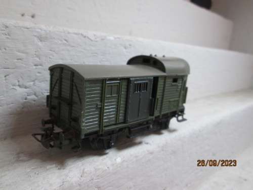 HO SCALE : MARKLIN - SHORT GREEN CABOOSE WAGON