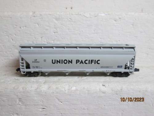 N SCALE : ATLAS - UNION PACIFIC - 4-BAY CENTRE FLOW HOPPER