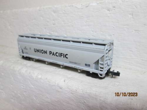 N SCALE : ATLAS - UNION PACIFIC - 4-BAY CENTRE FLOW HOPPER