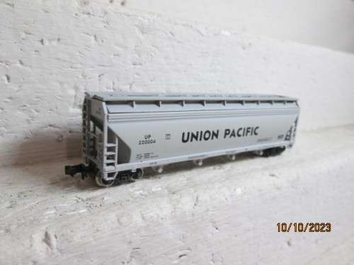 N SCALE : ATLAS - UNION PACIFIC - 4-BAY CENTRE FLOW HOPPER