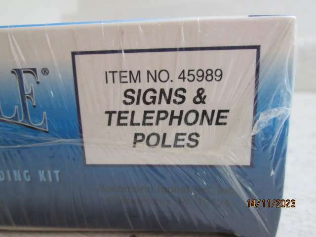 O SCALE : BACHMANN - SIGNS & TELEPHONE POLES - BOXED