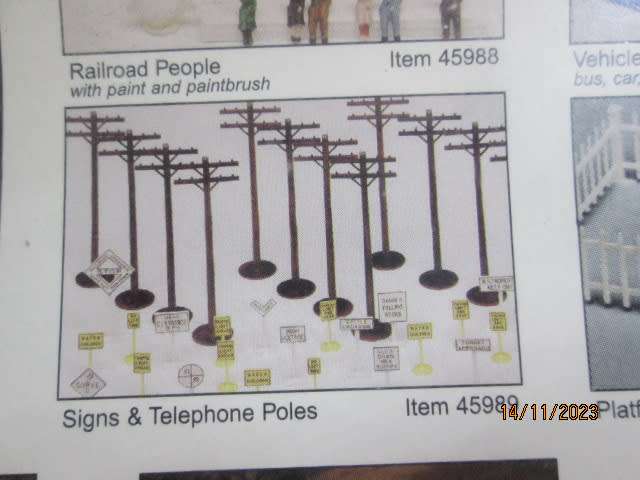O SCALE : BACHMANN - SIGNS & TELEPHONE POLES - BOXED