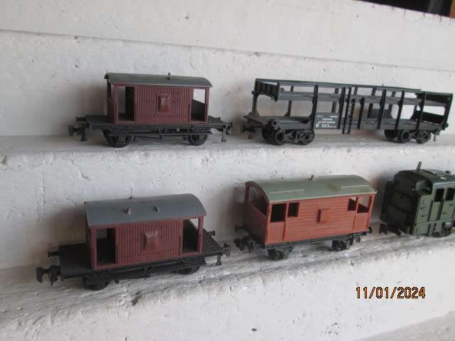 HO SCALE - JOUEF -WINDUP SET - WITH X4 GOODS WAGONS