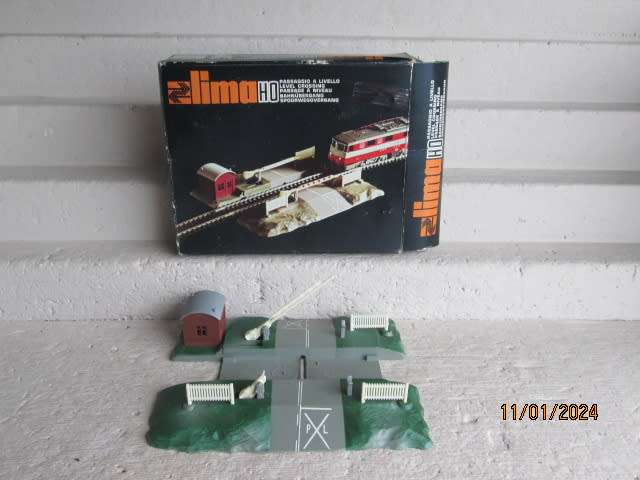 HO SCALE - LIMA - LEVEL CROSSING - BOXED