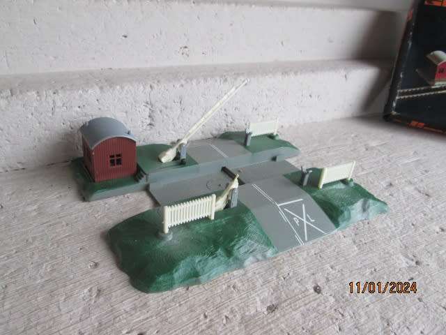 HO SCALE - LIMA - LEVEL CROSSING - BOXED