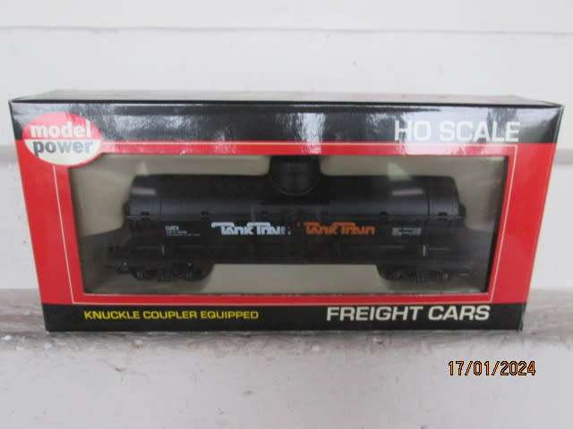 HO SCALE - MODEL POWER - TANK TRAIN - SINGLE DOME PETROL TANKER -BOXED