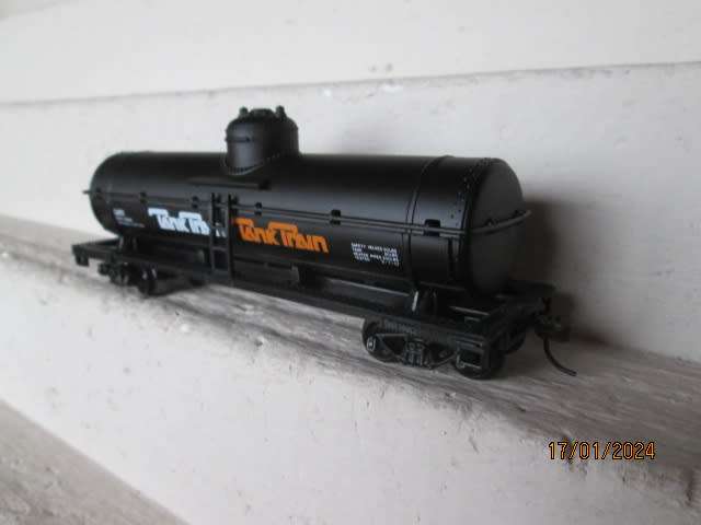 HO SCALE - MODEL POWER - TANK TRAIN - SINGLE DOME PETROL TANKER -BOXED