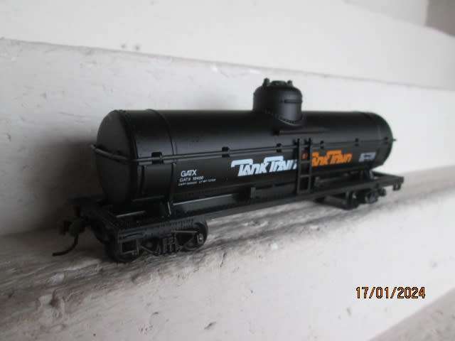 HO SCALE - MODEL POWER - TANK TRAIN - SINGLE DOME PETROL TANKER -BOXED