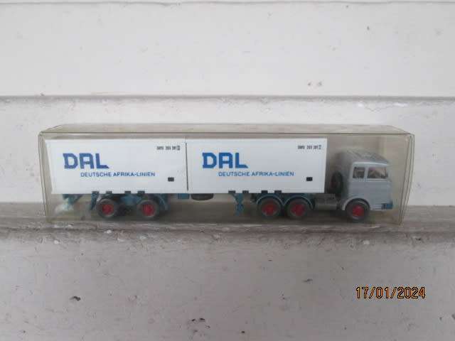 HO SCALE - WIKING - MERCEDES TRUCK WITH CONTAINER TRAILER - BOXED