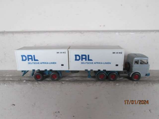 HO SCALE - WIKING - MERCEDES TRUCK WITH CONTAINER TRAILER - BOXED