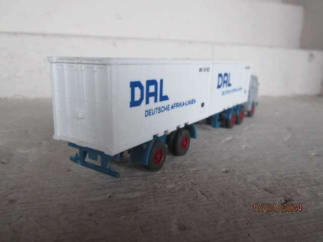 HO SCALE - WIKING - MERCEDES TRUCK WITH CONTAINER TRAILER - BOXED