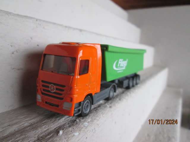 HO SCALE - SIKU - TRUCK WITH TRAILER & ROOF - BOXED